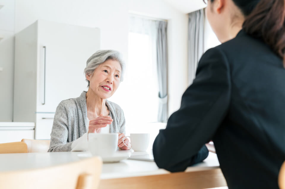 相談する女性の写真