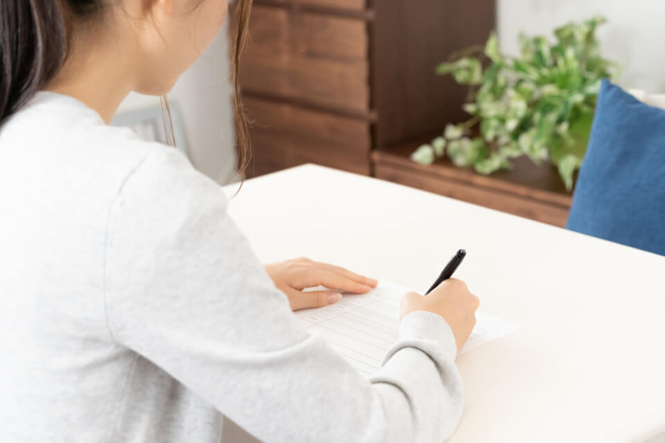 書類記入する人物の写真